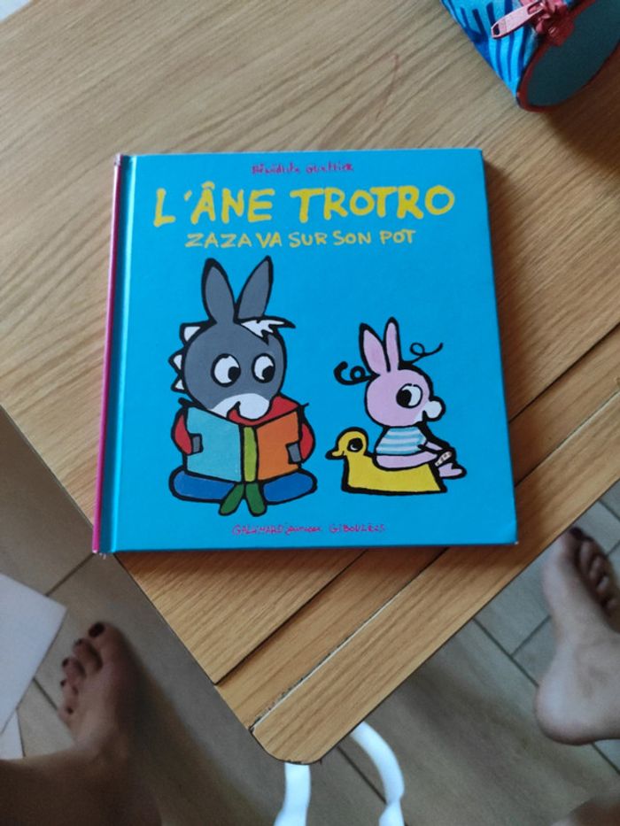 L'âne Trotro Zaza va sur son pot