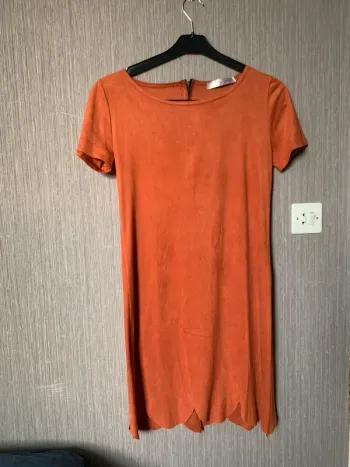 Belle robe en suédine
