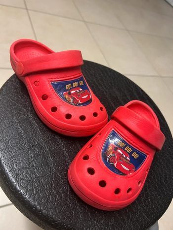 Sabots rouge à lanière motif Cars taille 26-27