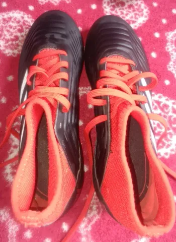 Baskets à crampons rouge/noir Adidas Predator