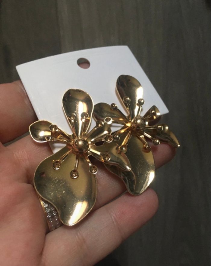 Boucles d’oreilles NEUVES avec étiquette forme de fleurs couleur doré - photo numéro 5