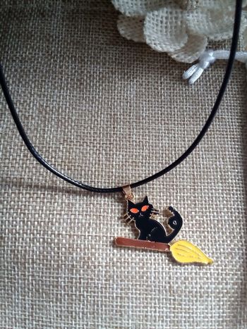 Collier chat noir sorcier