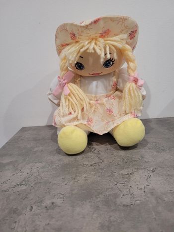 Petit fille en peluche.