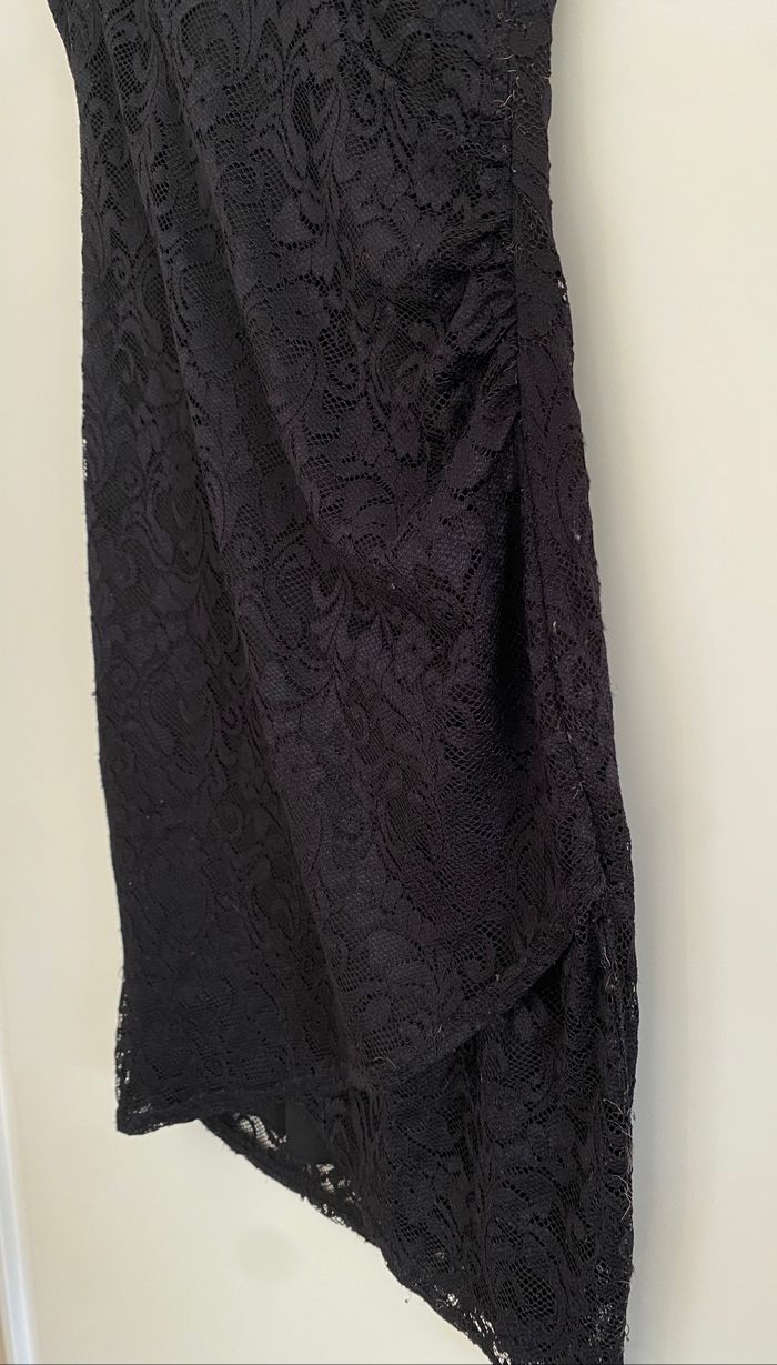 Robe noire à dentelles - photo numéro 2