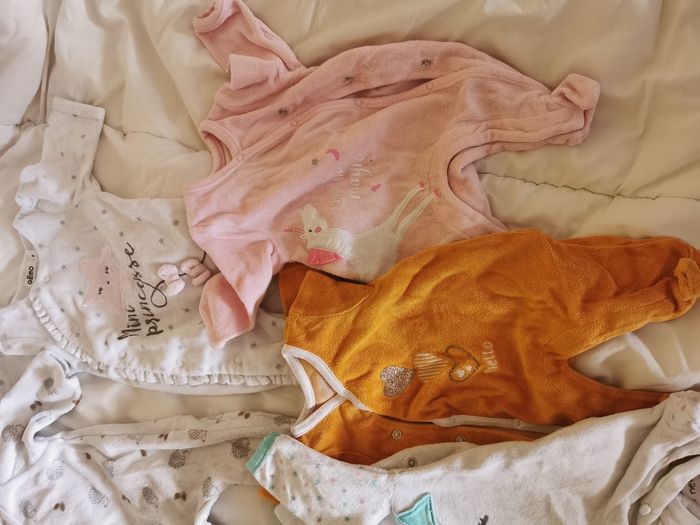 Lot pyjama grenouillère et bodies - photo numéro 2