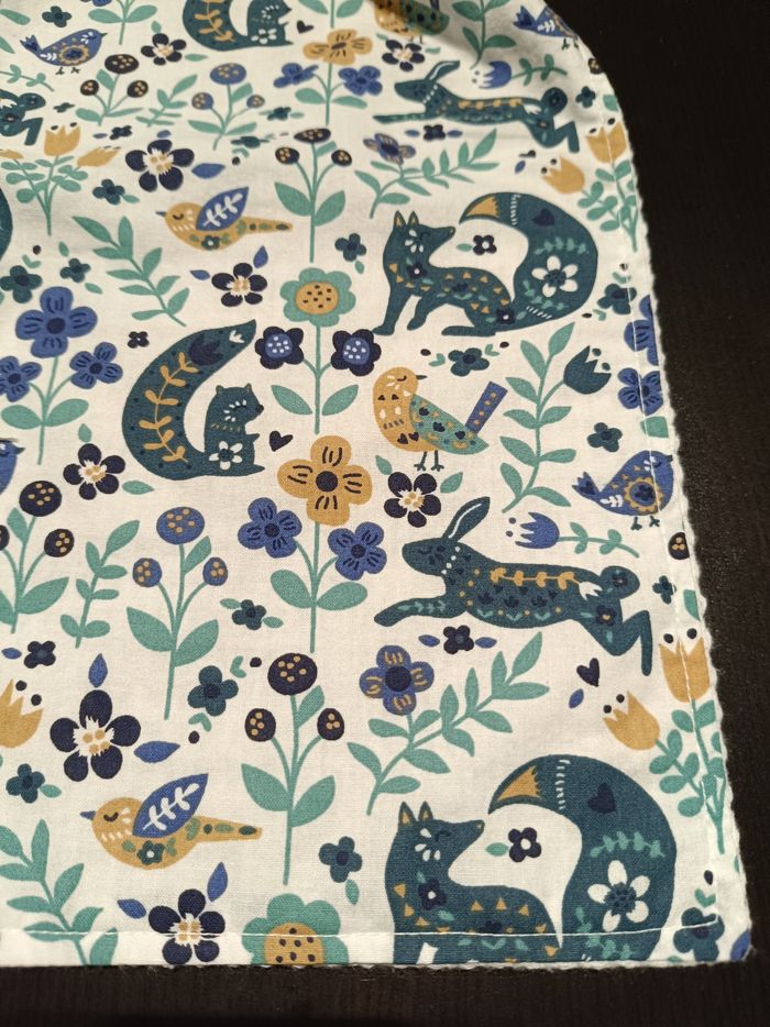 Bavoir lavable , doublé nid d'abeille , élastique , maternelle. Forêt enchantée bleue - photo numéro 3