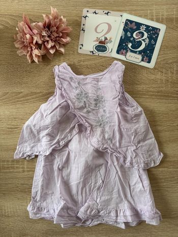 Jolie robe légère mauve avec fleurs brodées 23 mois