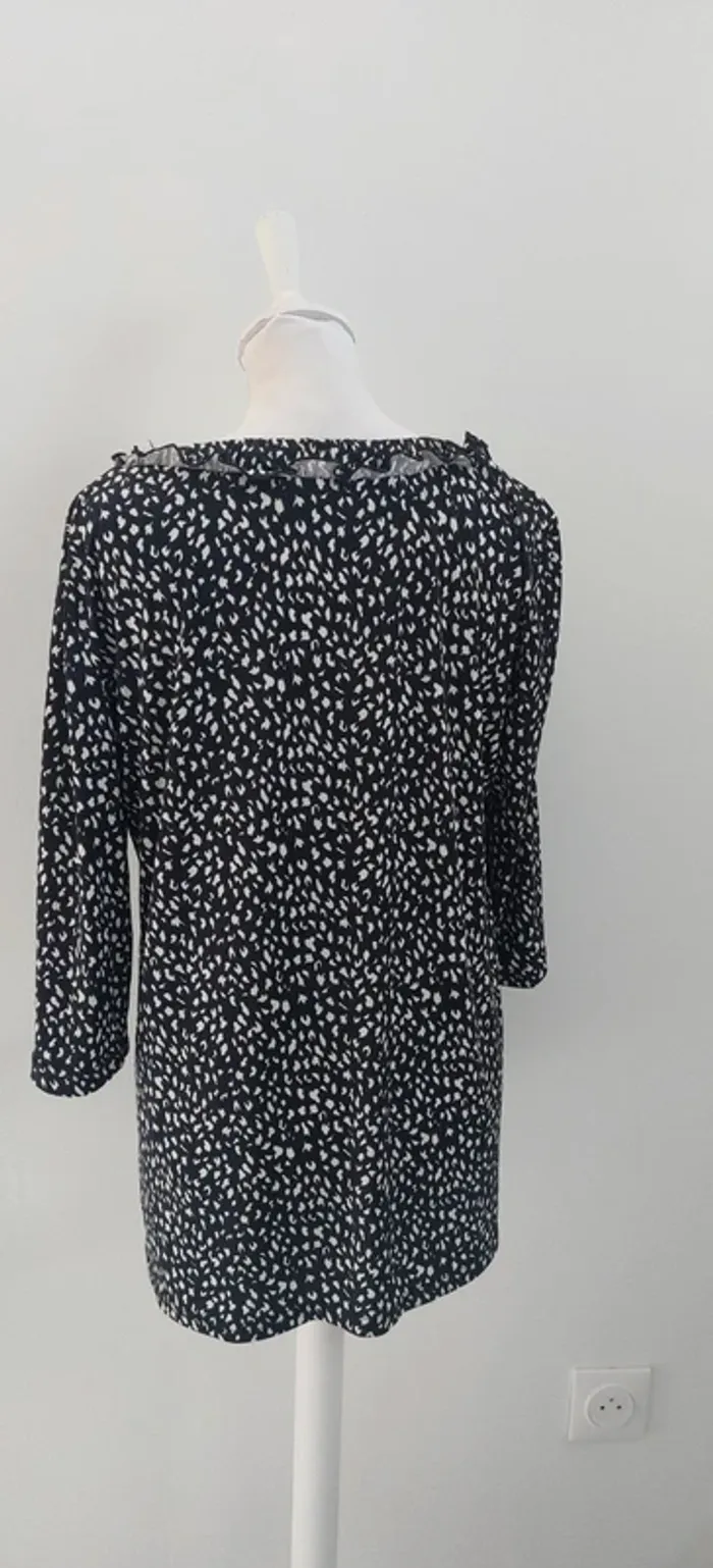 Blouse fluide noir à motifs blanc col froufrous taille 42 - photo numéro 4