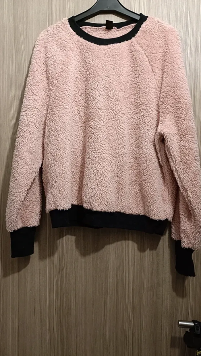 Pull rose et noir tout doux