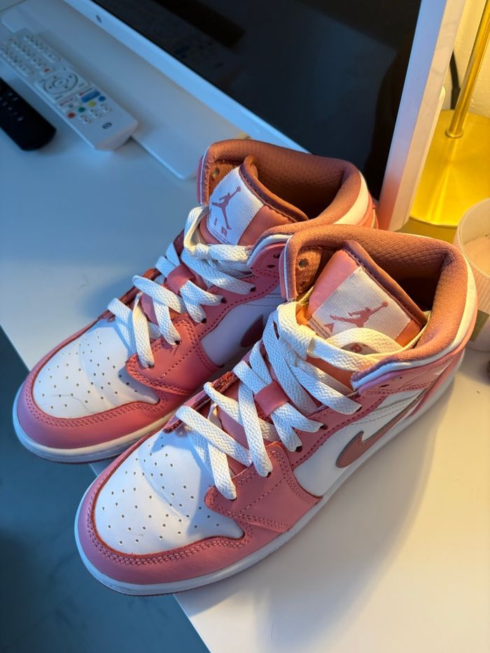 Jordan 1 mid taille 38 - photo numéro 4