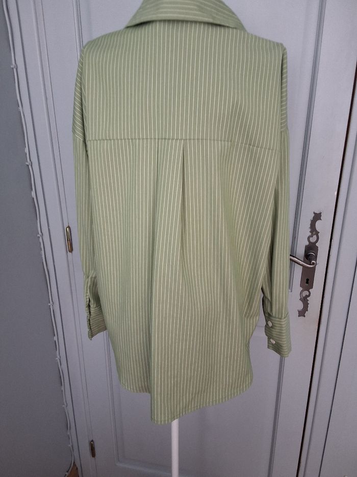 Chemise longue et large, couleur vert et rayures blanches,  taille S/M - photo numéro 3