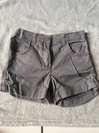 Short fille