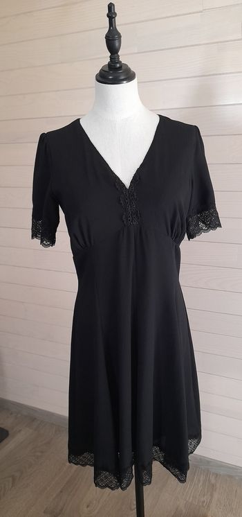 Robe noire manches courtes avec dentelle. Nekane