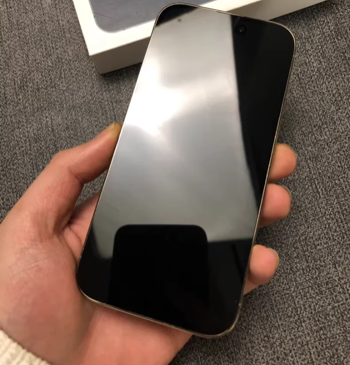 Une iphone quatorze pro max - photo numéro 2