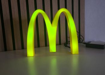 Logo Macdonald’s fait aussi veilleuse