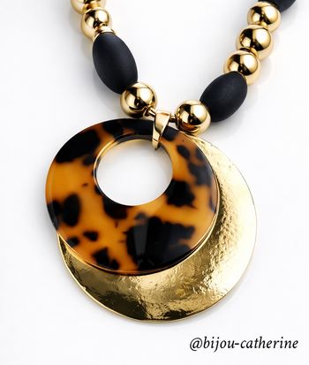 Collier pendentif rond effet écaille et métal doré