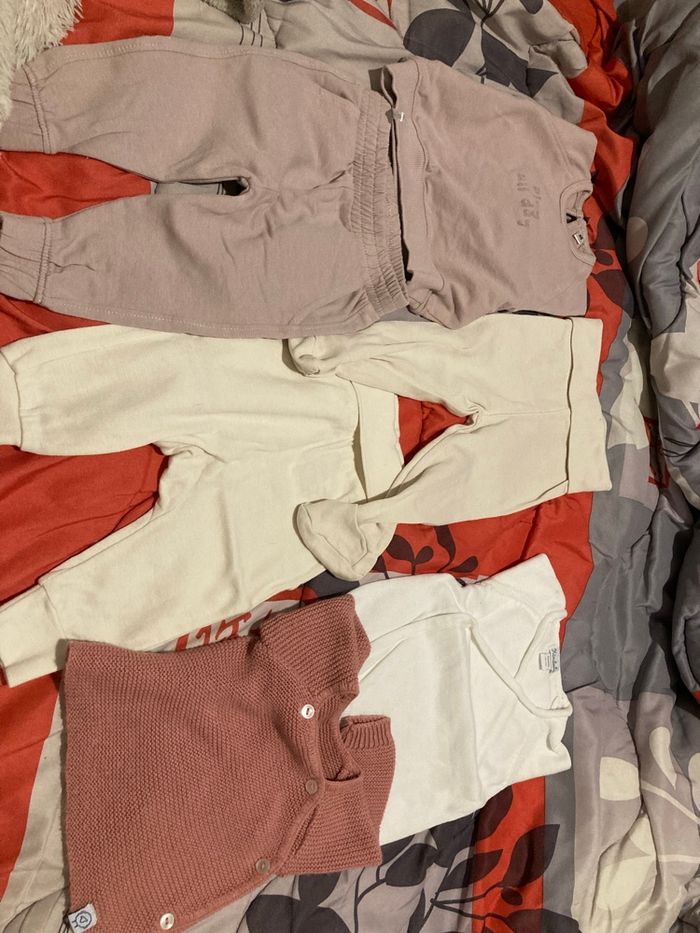 Lot vêtements fille 1 mois - photo numéro 3