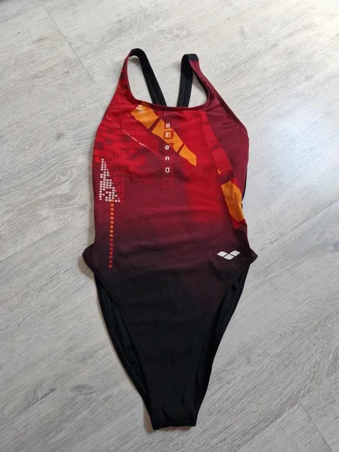 Maillot de bain de natation Arena indiqué taille 36 mais convient à un 34