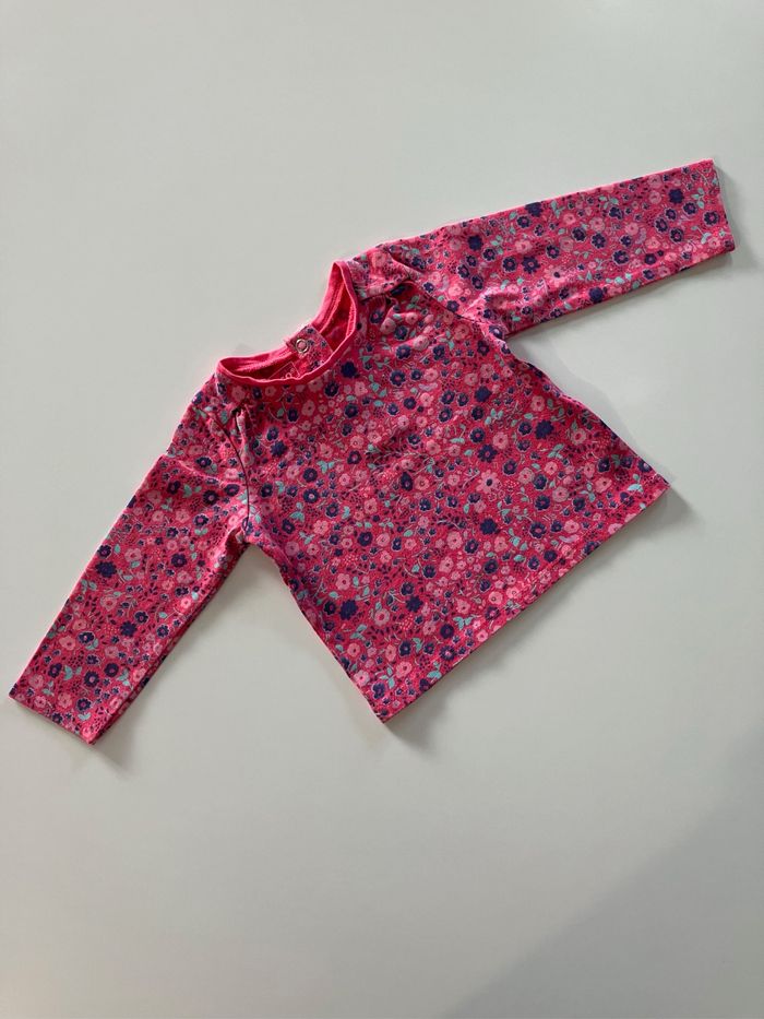 Tee-shirt fuschia à petites fleurs