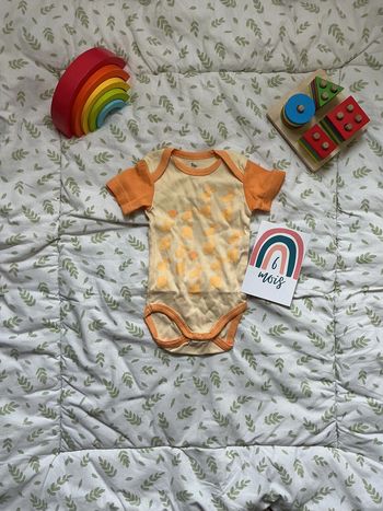 body manches courtes orange et jaune 6 mois tex