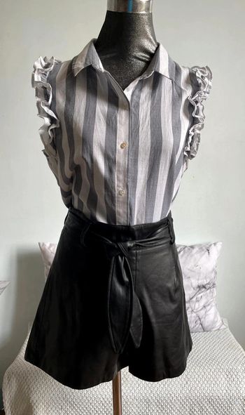 Chemise sans manches rayé.
