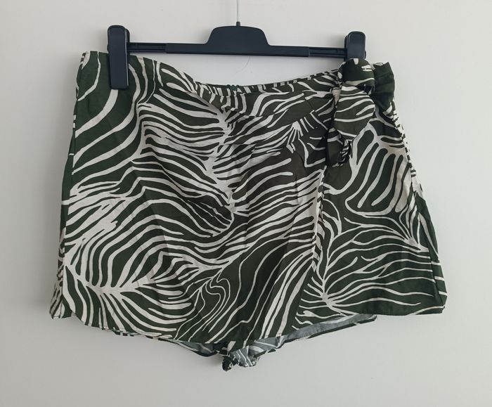Jupe short vert kaki et crème. Primark. Taille L. Europe 42 / 44