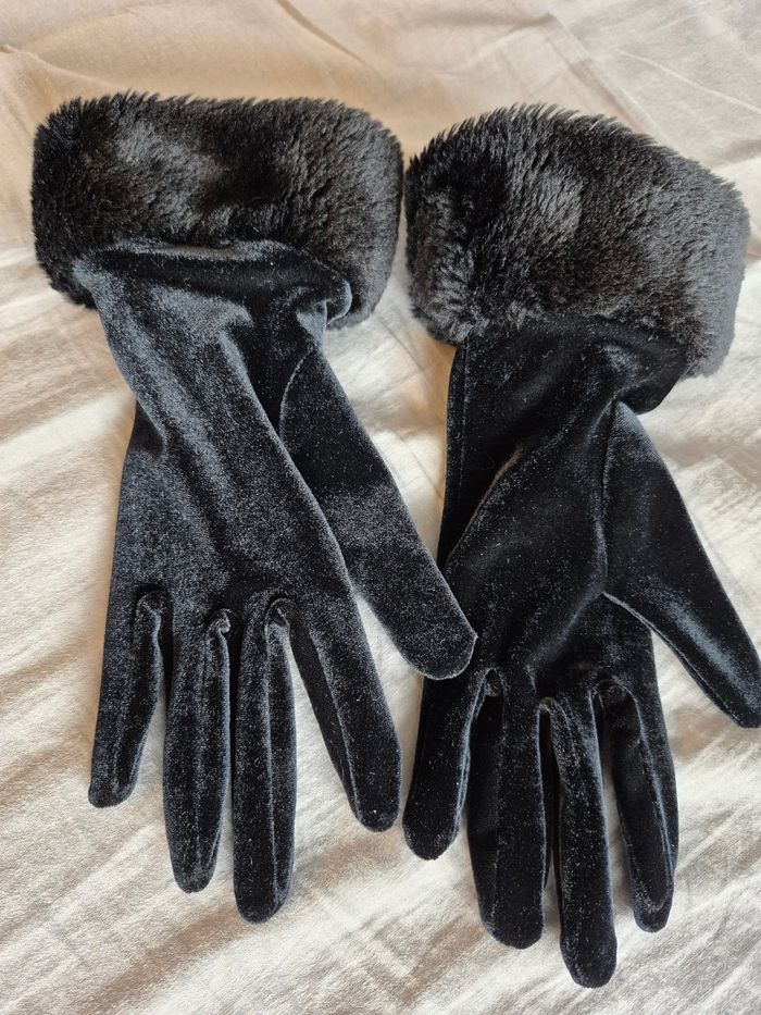 Gants  velour noir avec bordures en fourrure T 6,5