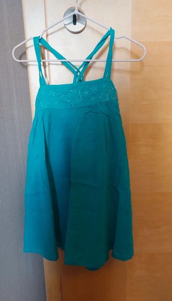 Robe verte à bretelles