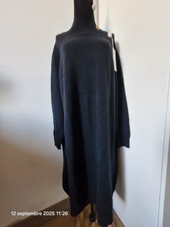 Robe pull oversize noire – col montant, boutons dorés, bas & poignets côtelés – T 42/46