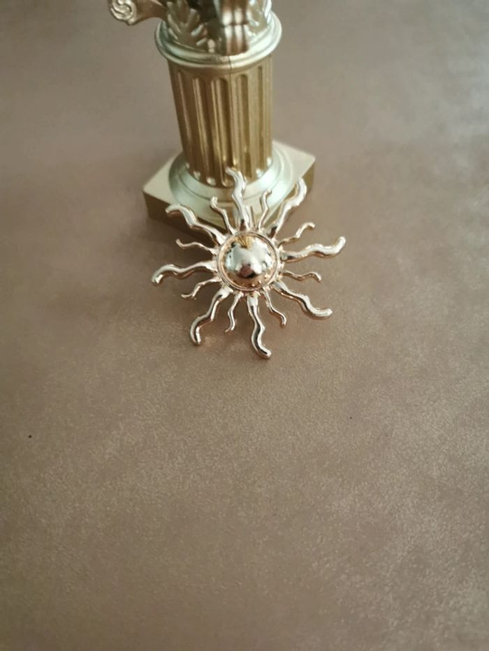 Broche femme soleil doré