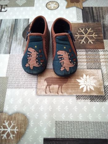 Jolie paire de pantouffles pointure 20