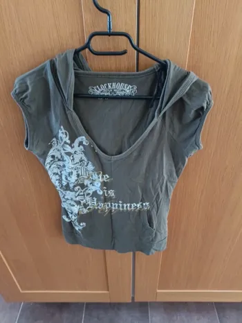 Tee shirt à capuche