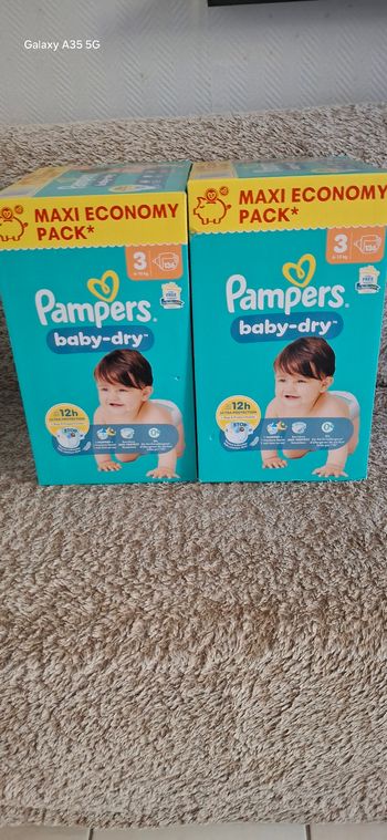 Lot de deux cartons couches pampers taille 3