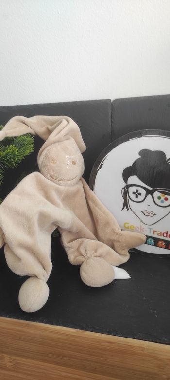 Doudou plat lutin beige étoile marron domiva bonnet blanc sourire Beige Jambe