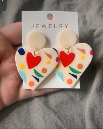 Boucles d’oreilles NEUVES avec étiquette pour femme forme de coeur 🤍 couleur crème