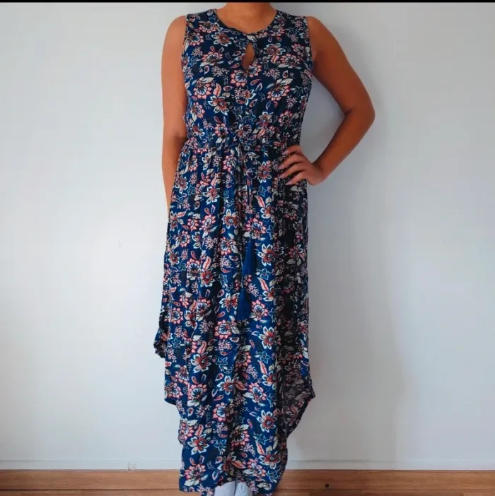 Robe d'été longue
Coupe asymétrique 
Couleur bleu marine à fleurs 
Taille 40 - photo numéro 3