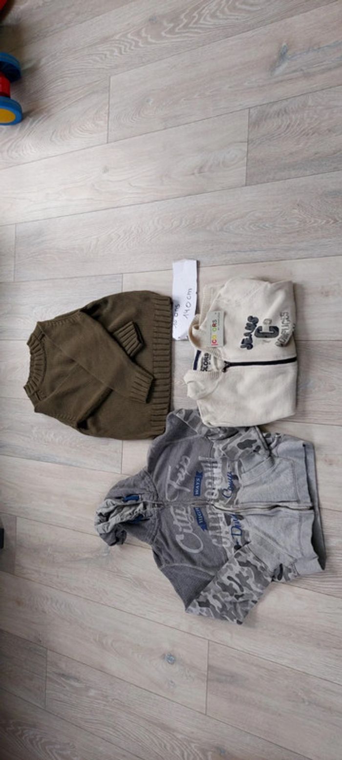 Lot de 2 gilets dont 1 neuf et 1 pull, taille 10 ans, garçon