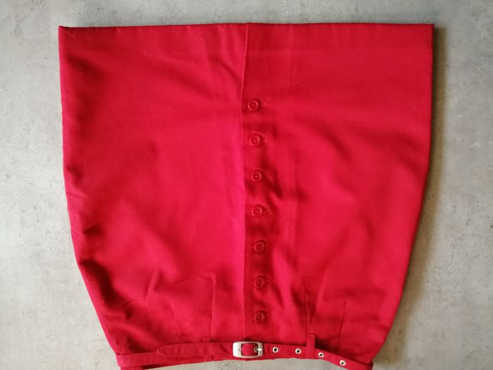 Jupe droite rouge doublée avec ceinture longueur 44 cm Taille 38 - photo numéro 2