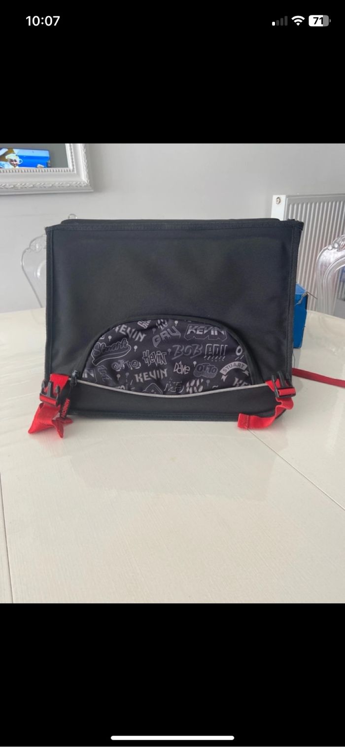 Cartable très bon état Les Minions - photo numéro 2