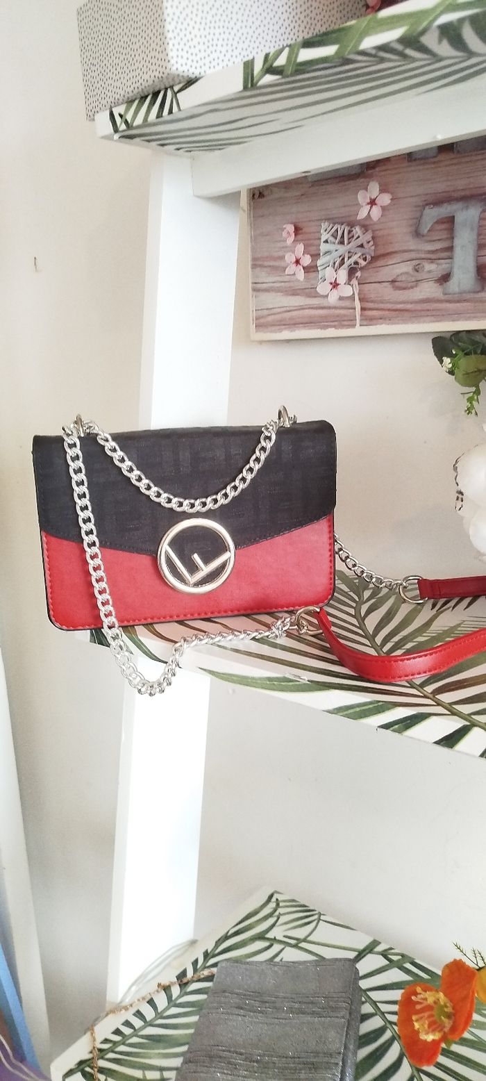 ✨ Sac Fendi bandoulière petit modèle – Daim noir & rouge vif – Authentique ✨