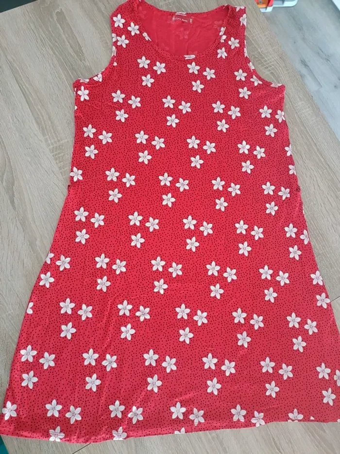 Robe rouge avec fleurs blanches - 46-48-