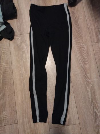 Legging noir à ligne blanche