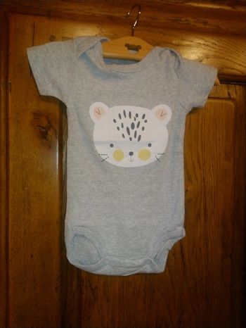 Joli body manches courtes mots d'enfants 12 mois en très bon état