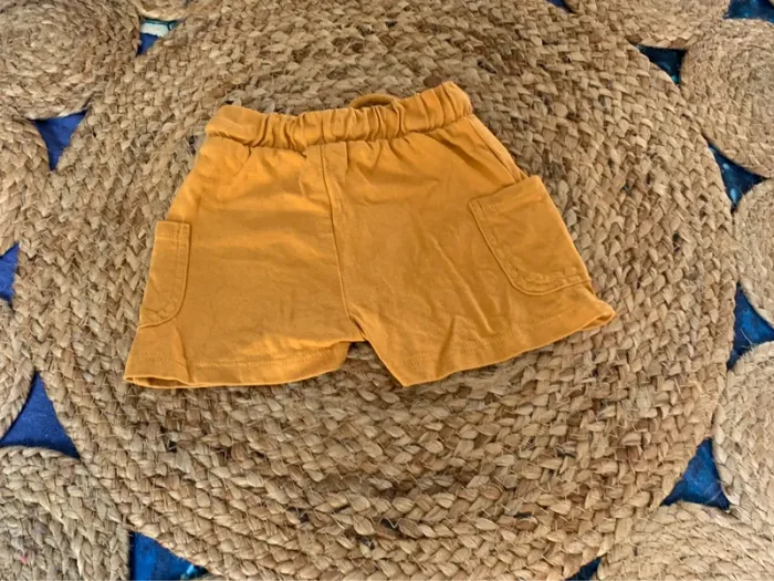 Short moutarde 3 mois été - photo numéro 3