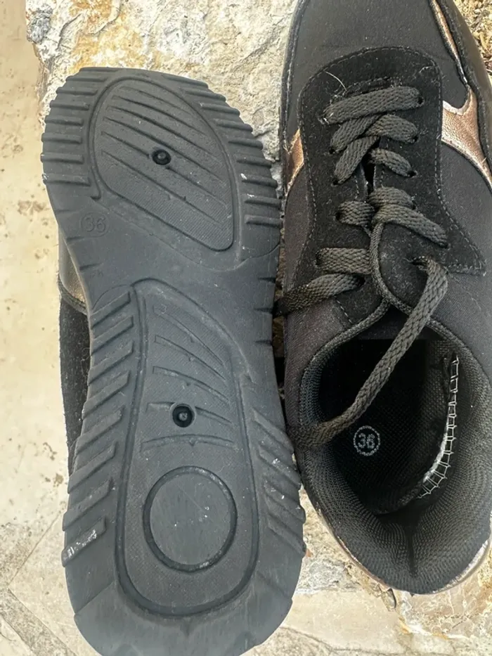 Baskets noires avec détails dorés – Pointure 36 - photo numéro 4