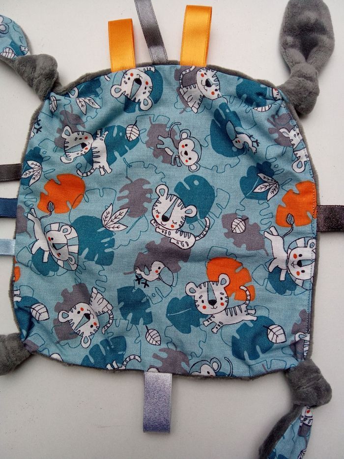 Doudou mouchoir garçon unique, motif lion, gris, bleu ciel - photo numéro 4