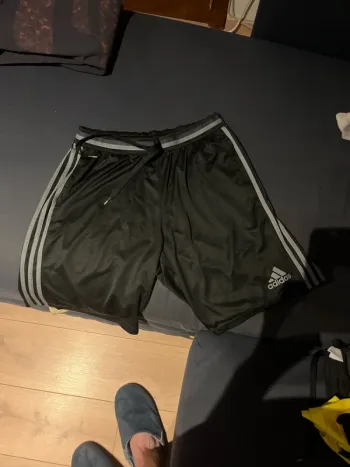 Short de sport noir de la marque adidas taille M