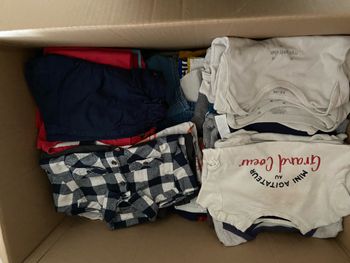 Cartons vêtements de garçon