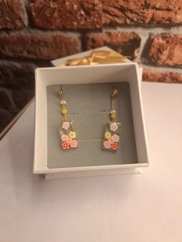 Boucles d'oreilles pendante en résine florale multicolore - photo numéro 8