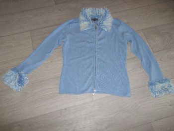 Gilet ATTENTIF bleu ciel col et bas des manches fausse fourrure L/*XL TBE